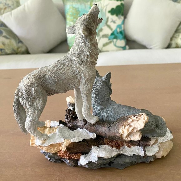 Howling And Sitting Wolves Figurine Sculpture - Picture 2 of 12